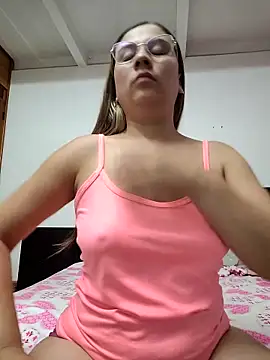 selena_gomez2 live cam on StripChat