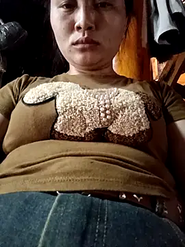 yoyo-mi live cam on StripChat