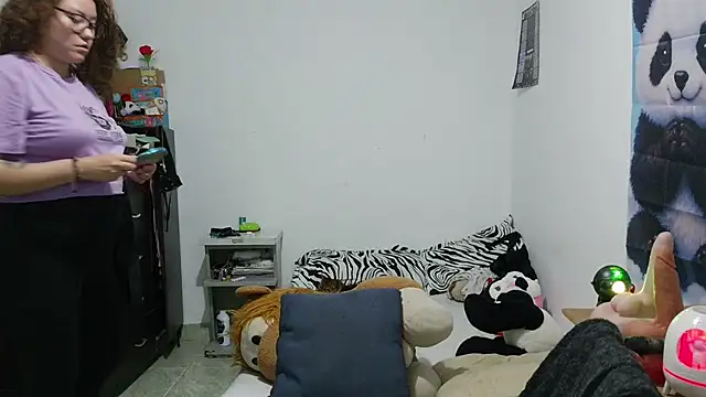 curly_greeneyed live cam on StripChat