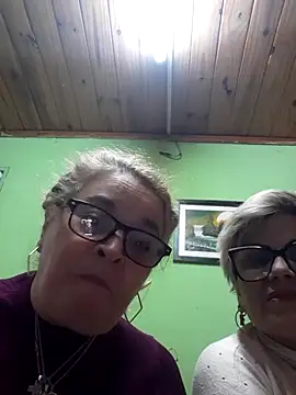 momismilf544 live cam on StripChat
