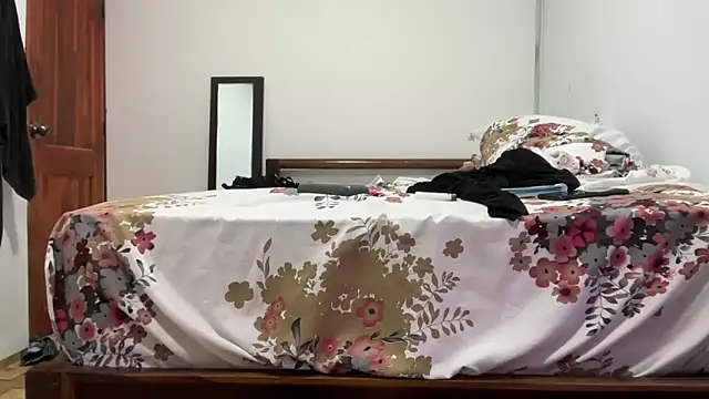 Traviesa06 live cam on StripChat