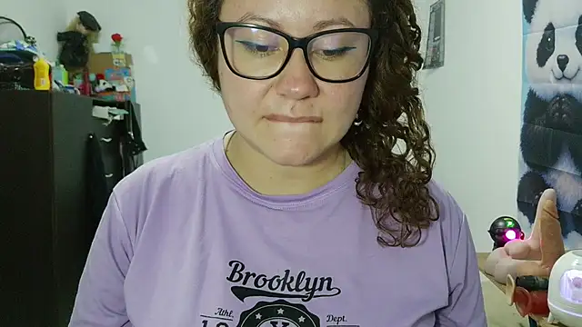 curly_greeneyed webcam