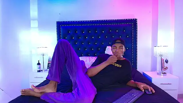 Cristal_and_luke live cam on StripChat