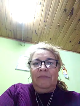 momismilf544 live cam on StripChat