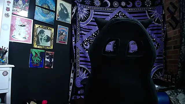 Yourmadame_P webcam