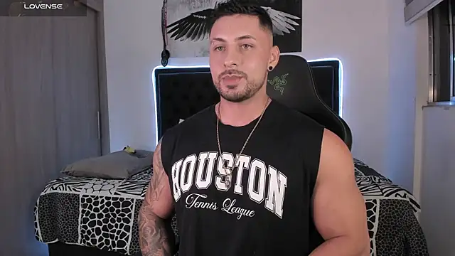 santi_aesthetic live cam on StripChat
