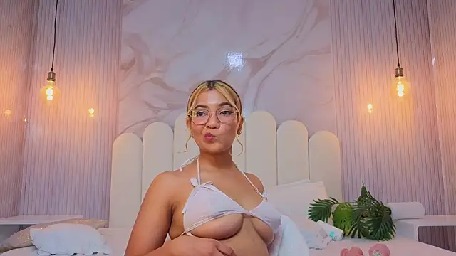 hinnata_sweet live cam on StripChat