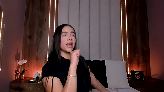 LucySalvatore_ live cam on StripChat