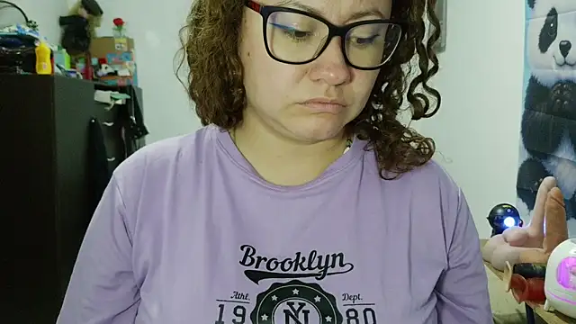 curly_greeneyed live cam on StripChat