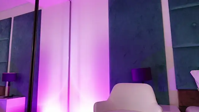 LucyLextonX live cam on StripChat