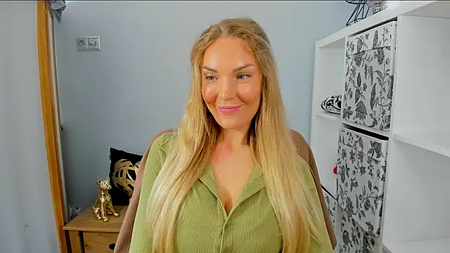 AulloraHoney webcam