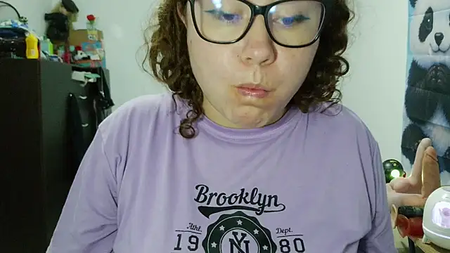 curly_greeneyed webcam