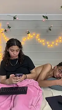 Sarabubbie live cam on StripChat