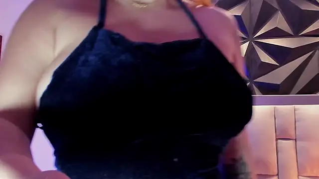 megan_whitee__ live cam on StripChat