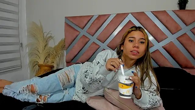 Rachell_criss webcam