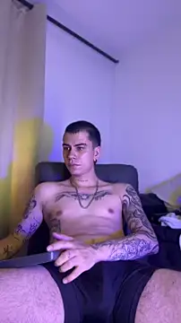 chris_suarez live cam on StripChat
