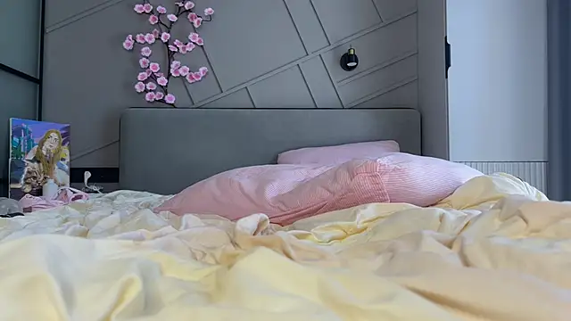 MiraJuicyJune webcam