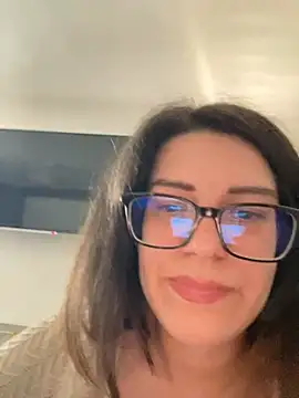 NadiraNoor live cam on StripChat