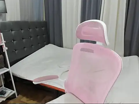 XTsUncutMargauxX webcam