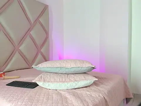 shaira-07 live cam on StripChat