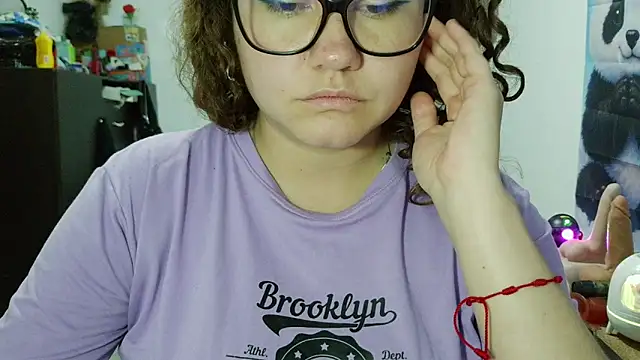 curly_greeneyed webcam