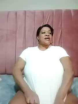 BUSTYQUEEN56_