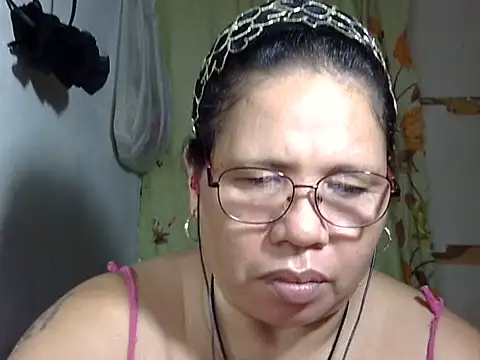 HottyCurlyPeanut webcam