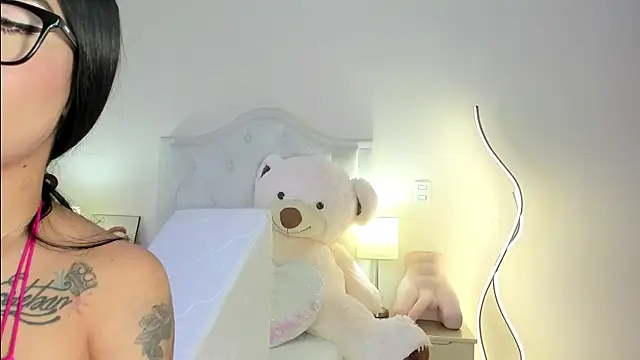 yourlilo24 live cam on StripChat