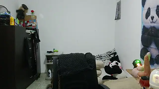 curly_greeneyed webcam
