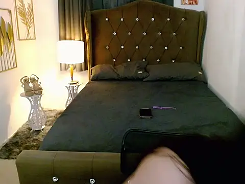 hollyyumiloove webcam