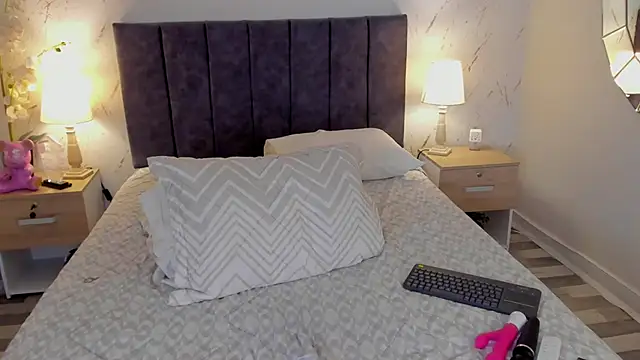 Emilly_Beaumont live cam on StripChat