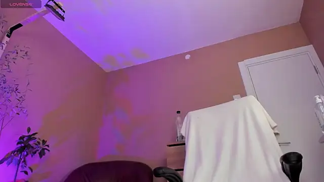 KaylaLaine live cam on StripChat