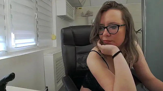 MaddyVelvet live cam on StripChat