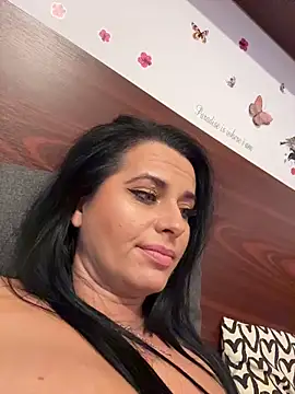 Hotmomcheckk_ webcam