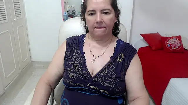 leonela_69 live cam on StripChat