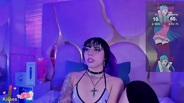 NaniiSisy live cam on StripChat