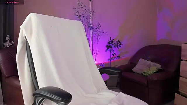 KaylaLaine live sex cam