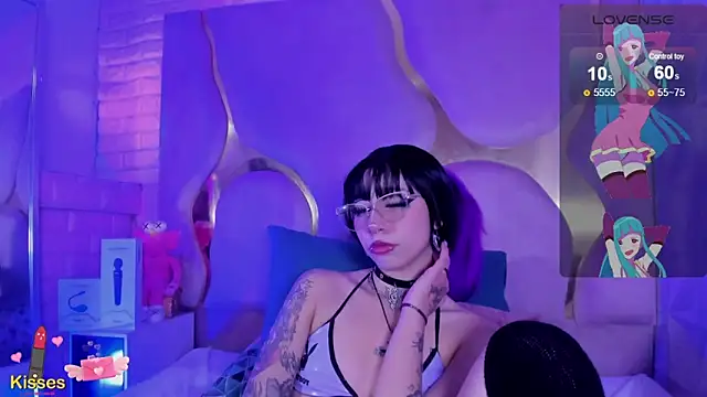 NaniiSisy live cam on StripChat