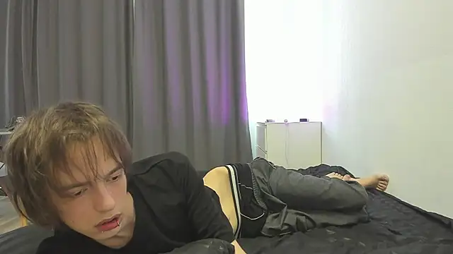 Nolan_Sagee live cam on StripChat