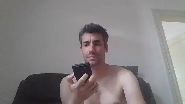 JulioIsHere4you live cam on StripChat