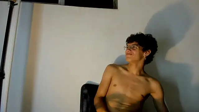 Adrian_Wolf live cam on StripChat