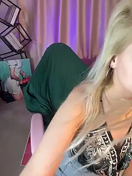 Hot_blondie live cam on StripChat
