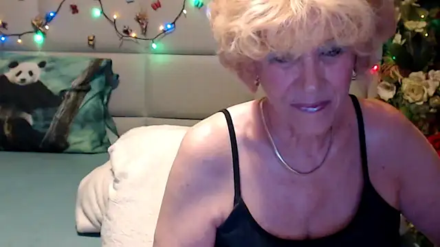HappyWomanOn webcam
