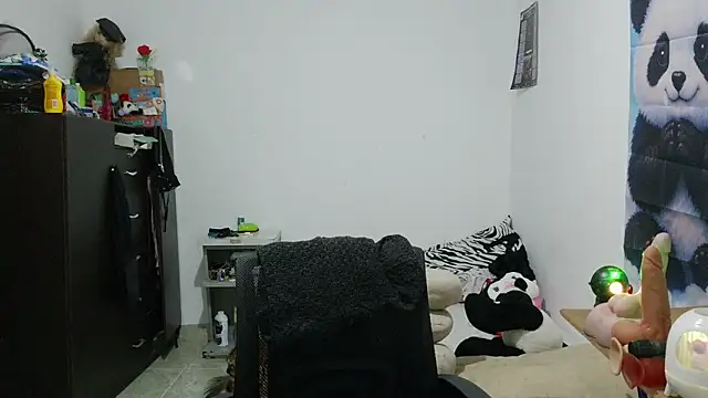 curly_greeneyed webcam