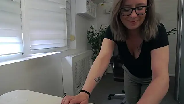MaddyVelvet live cam on StripChat