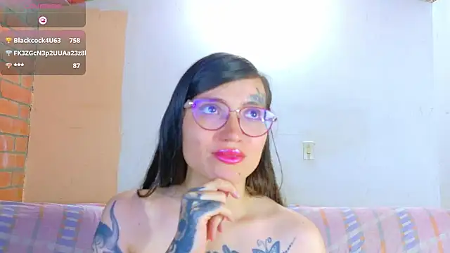 isabelle_adj live cam on StripChat