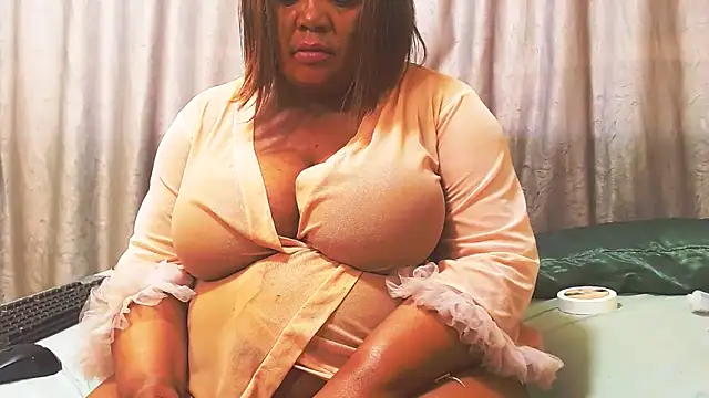 BustyMatureStepmum webcam