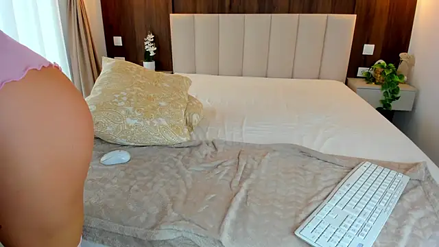 Saradiamond1 webcam