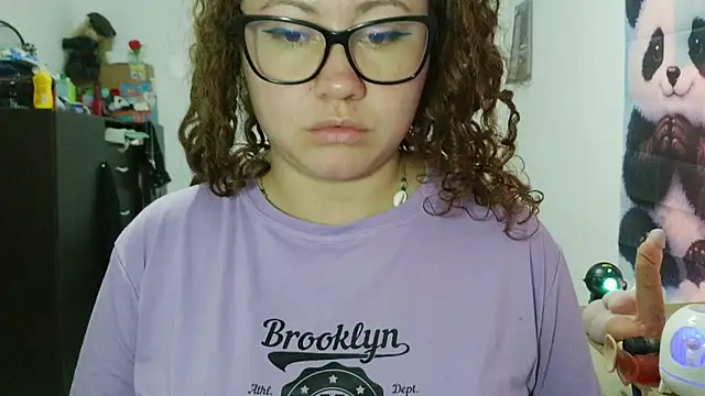 curly_greeneyed webcam