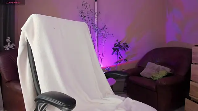 KaylaLaine live cam on StripChat